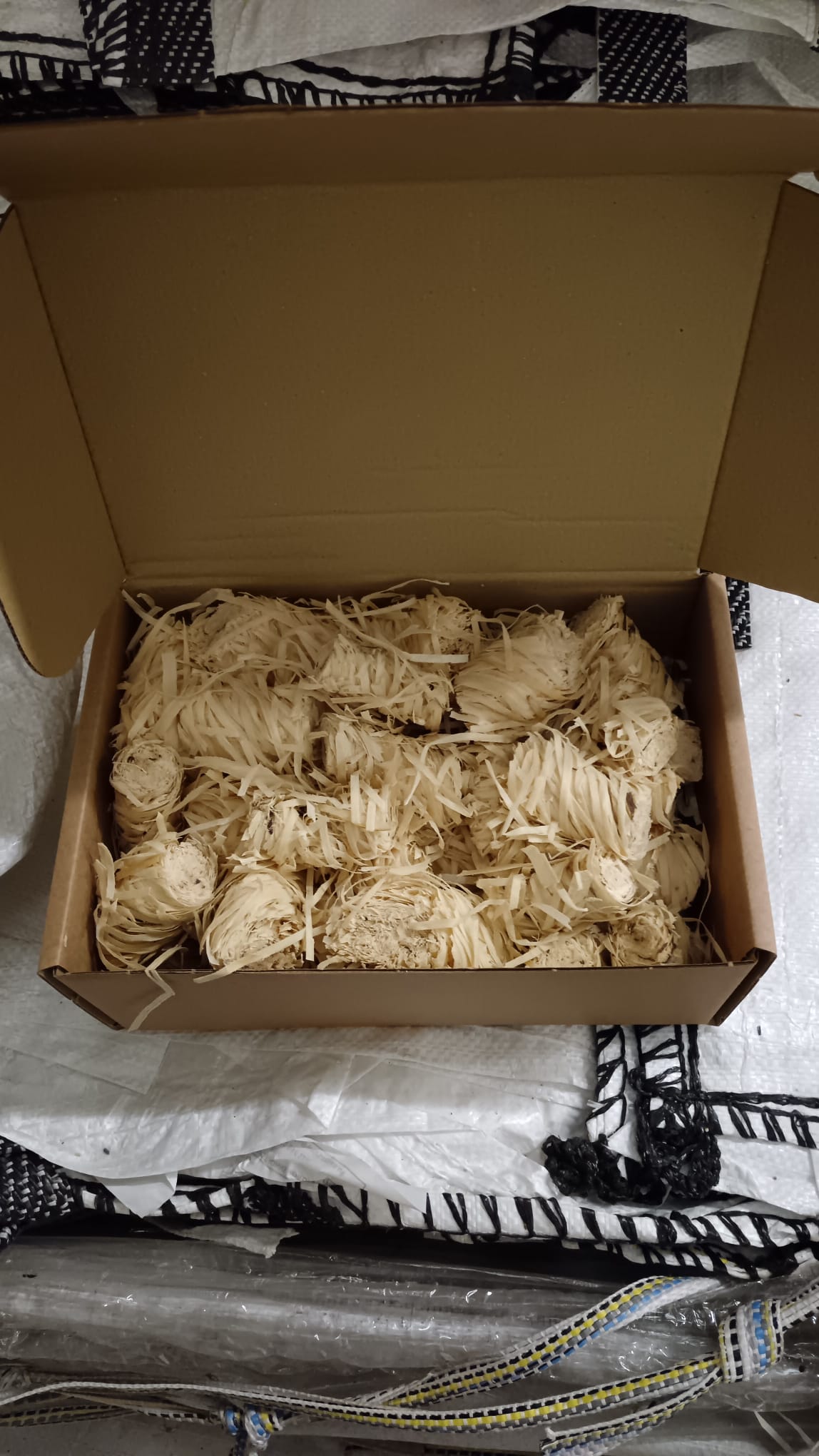 Soy wax coated wood wool flame firelighters